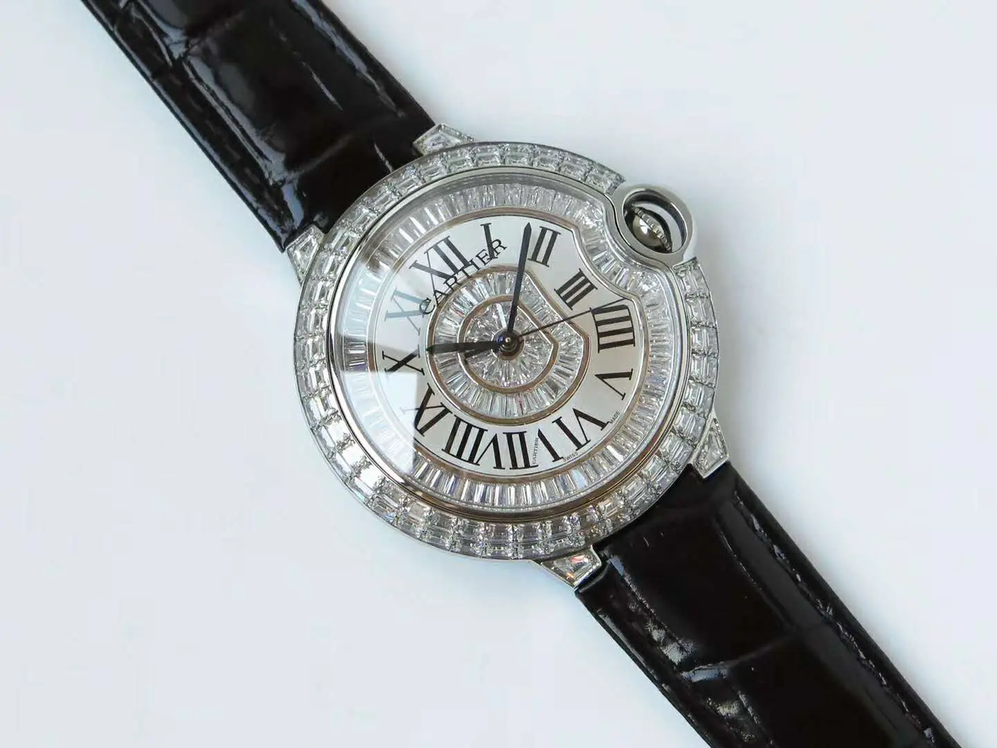 Ballon Bleu de Cartier 42mm cadran blanc avec diamants en or rose – Image 4