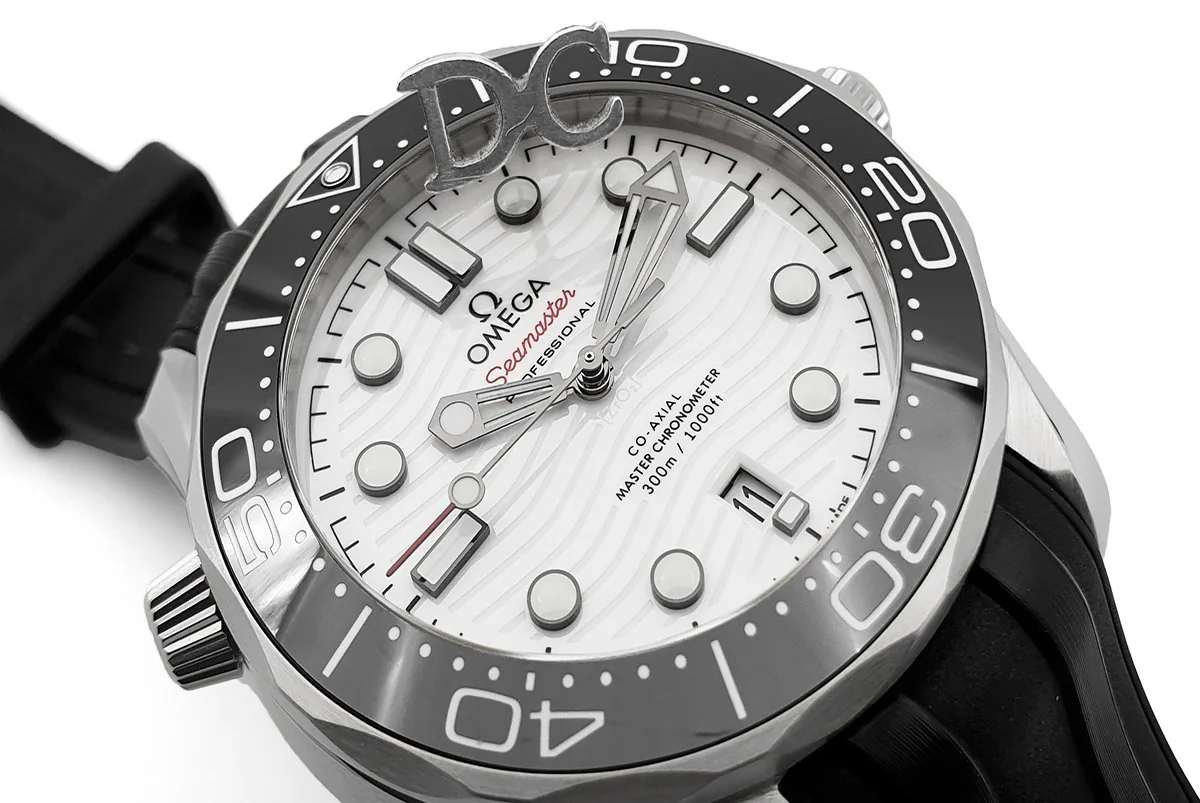 Seamaster Diver 300M Co-Axial Master Chronometer cadran blanc sur bracelet en caoutchouc noir – Image 4