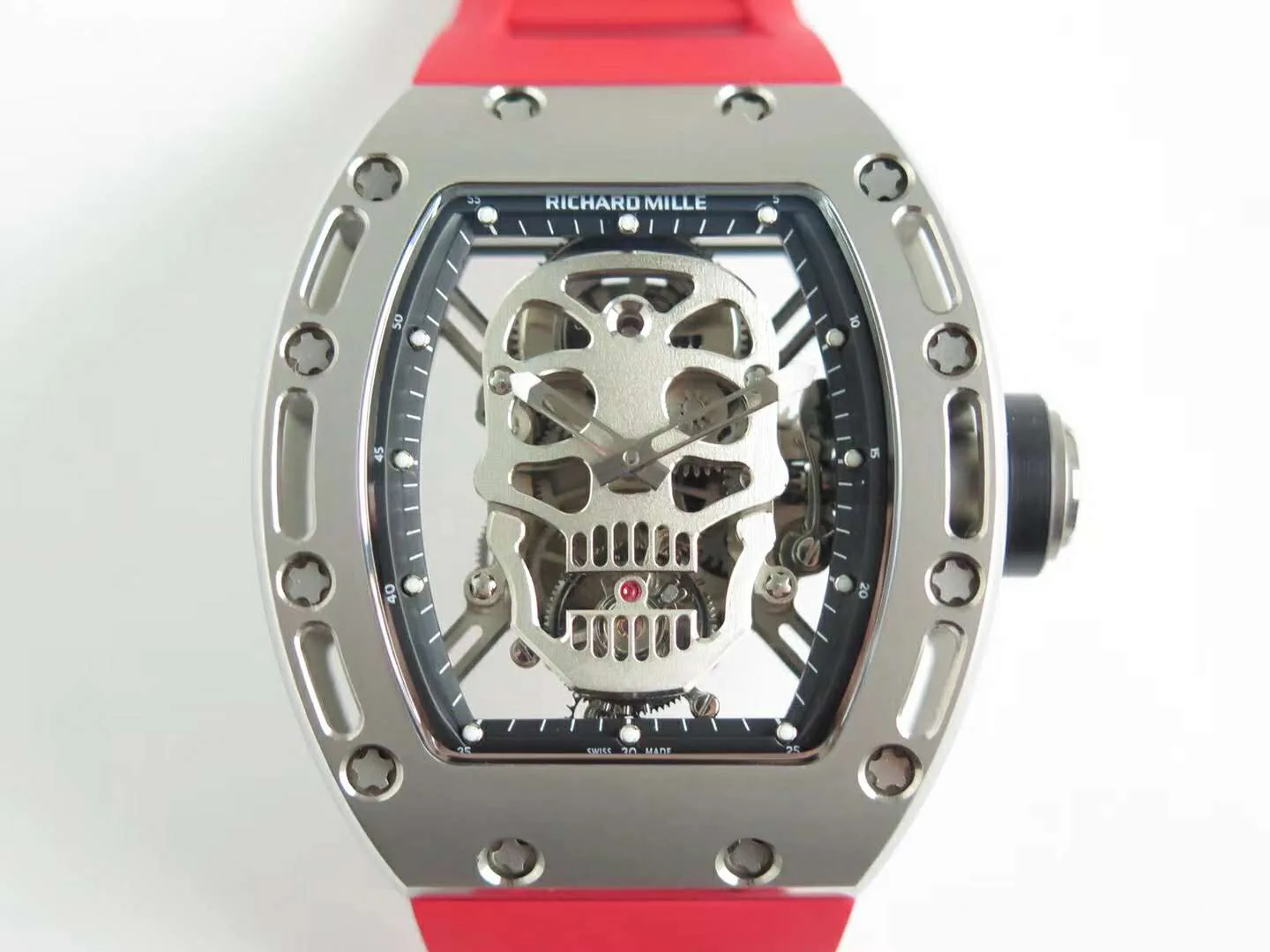 RM 052-01 Tourbillon Skull in Titan am roten Kautschukarmband – Bild 4
