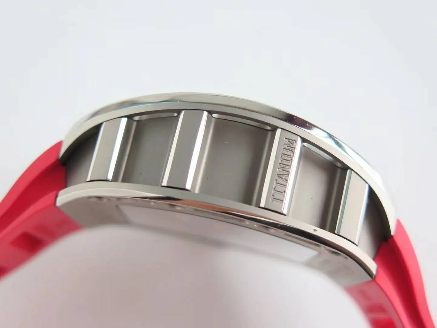 RM 052-01 Tourbillon Skull in Titan am roten Kautschukarmband – Bild 5