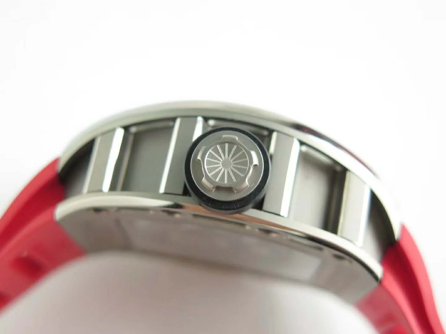 RM 052-01 Tourbillon Skull in Titan am roten Kautschukarmband – Bild 6