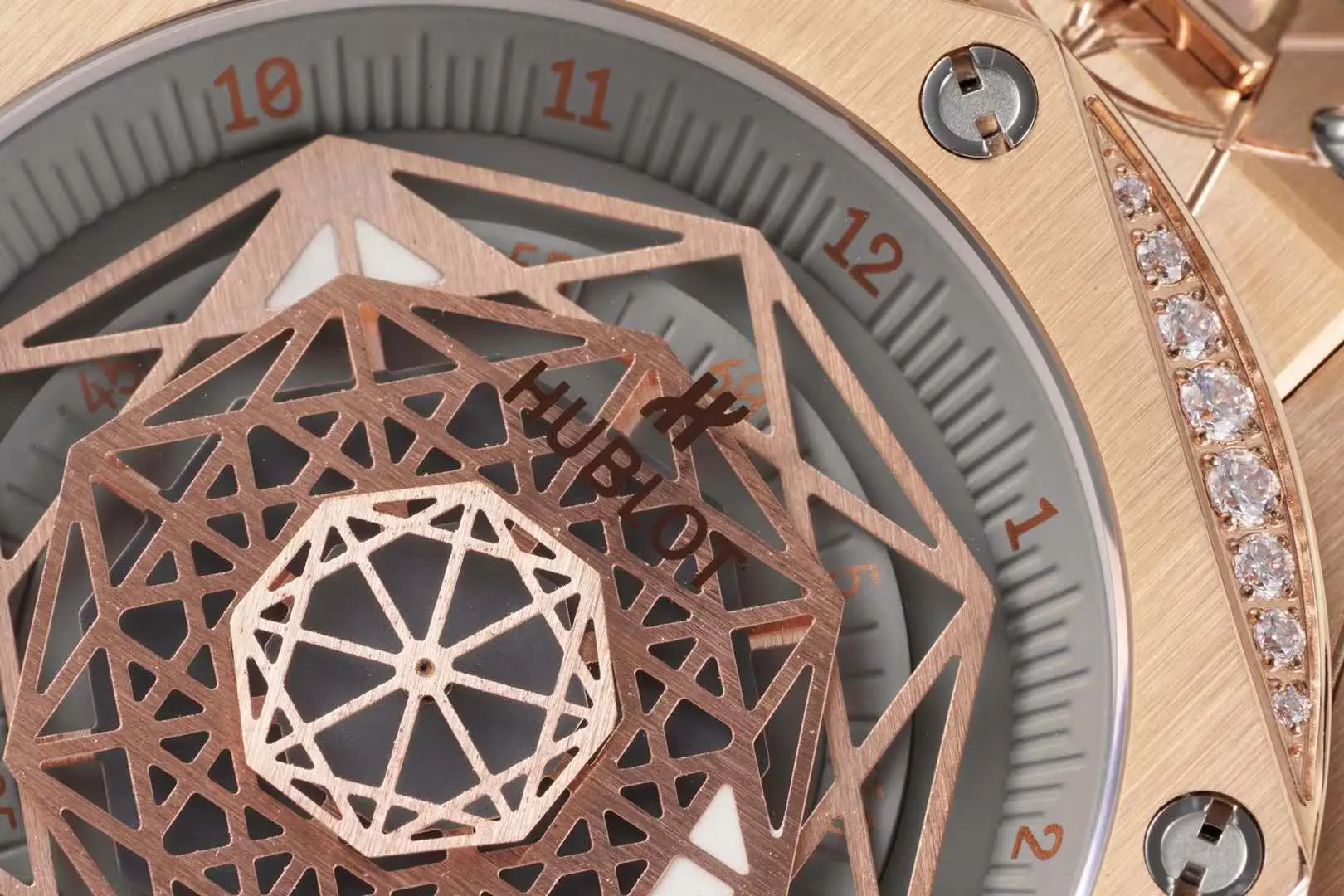Big Bang Unico Sang Bleu in Roségold mit Diamantlünette am braunen Lederarmband – Bild 4