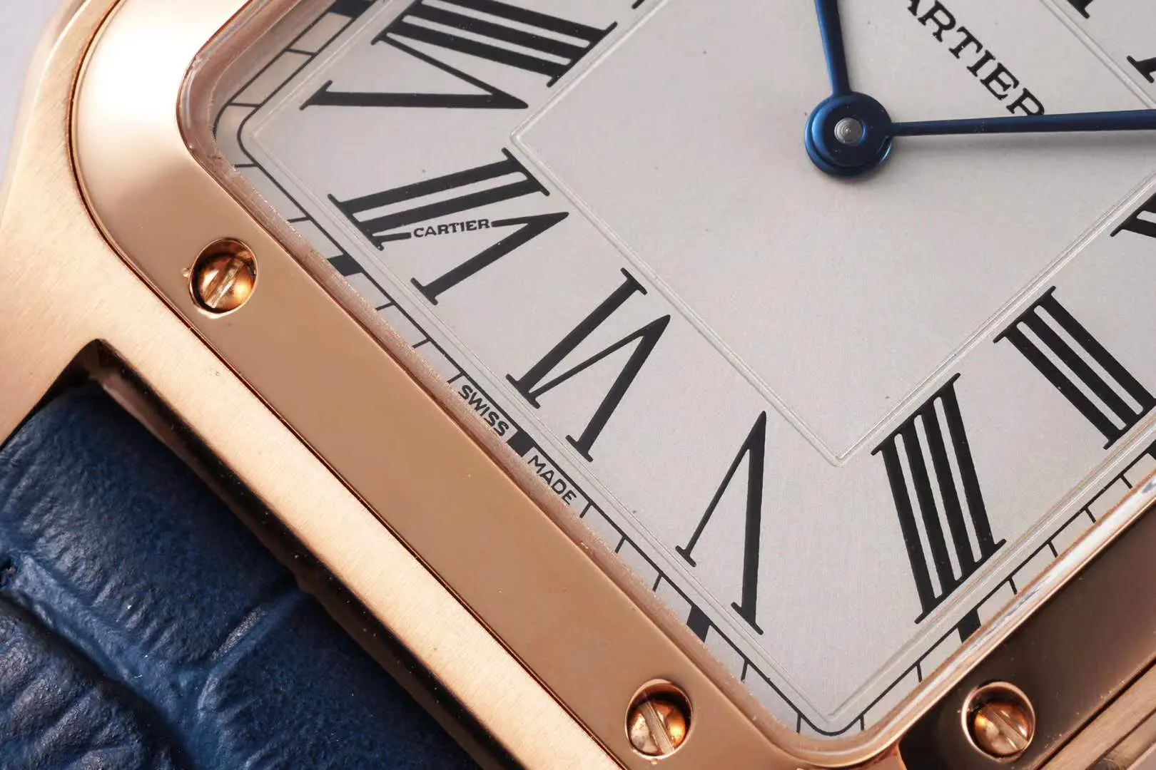 Santos-Dumont weißes Zifferblatt in Roségold am blauen Lederarmband – Bild 3