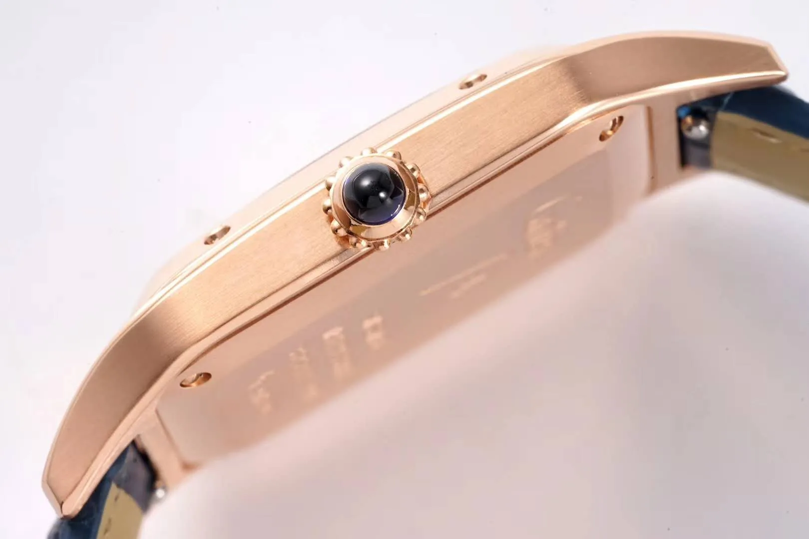 Santos-Dumont weißes Zifferblatt in Roségold am blauen Lederarmband – Bild 9