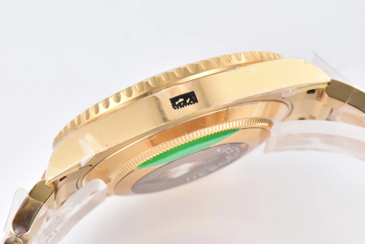 Submariner 40 116618LB Black Ceramic in Gold